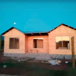 Casa Prefabricada de 63m², con Techo 6 Aguas