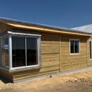 casa prefabricada 54 metros cuadrados techo 4 aguas Chile, casa prefabricada 3 dormitorios cocina americana techo 4 aguas, casas prefabricadas González 54m2 4 aguas, casa prefabricada madera techo 4 aguas sur de Chile, casa prefabricada con cocina americana Biobío