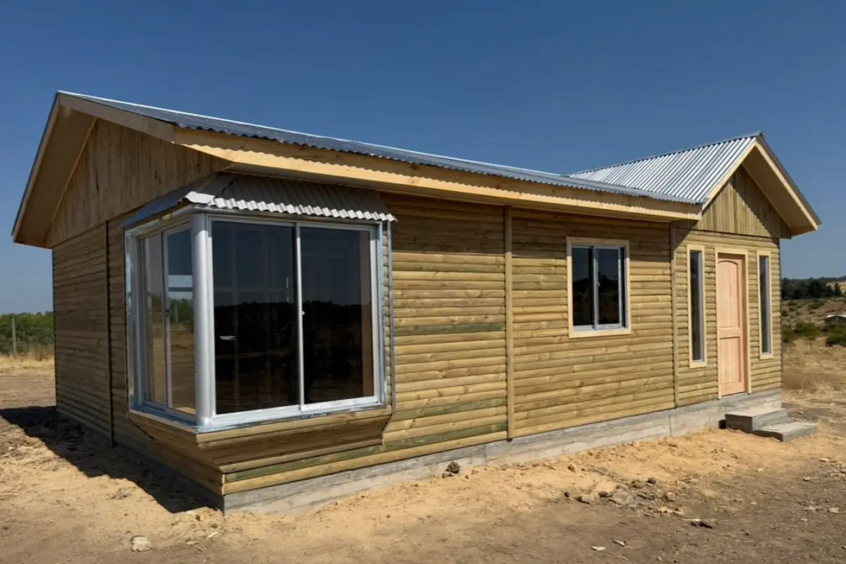 casa prefabricada 54 metros cuadrados techo 4 aguas Chile, casa prefabricada 3 dormitorios cocina americana techo 4 aguas, casas prefabricadas González 54m2 4 aguas, casa prefabricada madera techo 4 aguas sur de Chile, casa prefabricada con cocina americana Biobío
