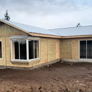 casa prefabricada en L 54 metros cuadrados Chile, casa prefabricada forma L madera Biobío, casas prefabricadas González 54m2 L, casa prefabricada diseño en L sur de Chile