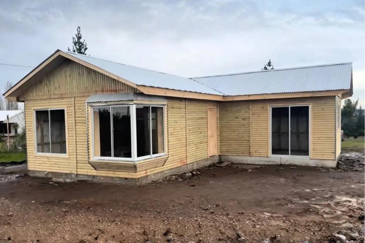 casa prefabricada en L 54 metros cuadrados Chile, casa prefabricada forma L madera Biobío, casas prefabricadas González 54m2 L, casa prefabricada diseño en L sur de Chile
