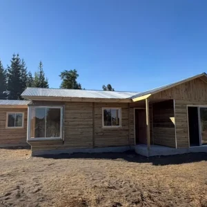 casa prefabricada 90 metros cuadrados Chile, casa prefabricada grande madera Biobío, casa prefabricada tinglado impregnado sur de Chile, casas prefabricadas González 90m2